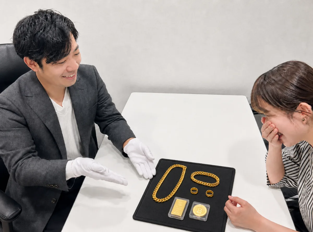 お品物を目の前で査定し、その場で金額をお伝えする様子