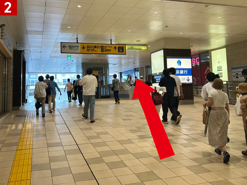 道順写真2：陸橋へ出る通路を直進