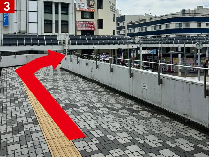 道順写真3：陸橋を進み階段を下る