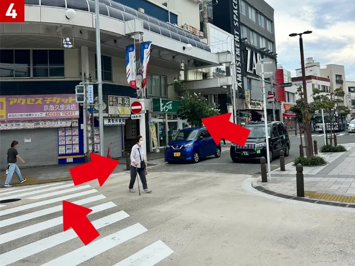 道順写真4：横断歩道を渡り黒船商店街入口へ