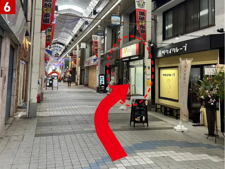 道順写真6：クレープ屋さんの横が当店