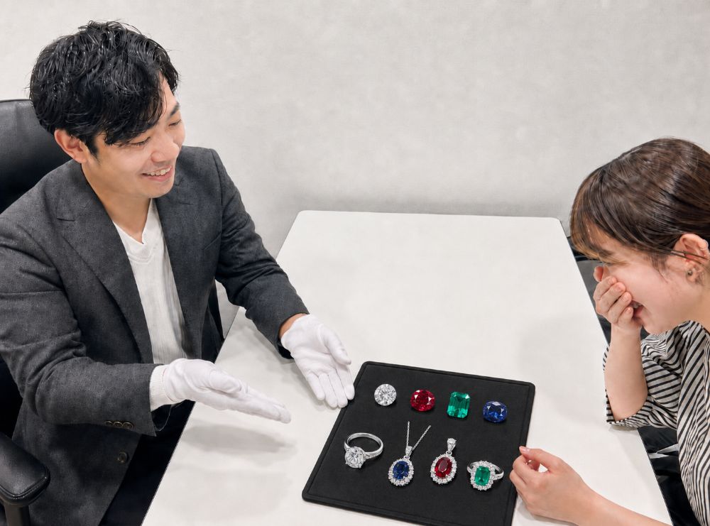 鑑定士が目の前で宝石を査定する様子